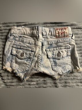 True Religion Light Wash Denim Joey Cutoff Shorts size 24 (low rise)